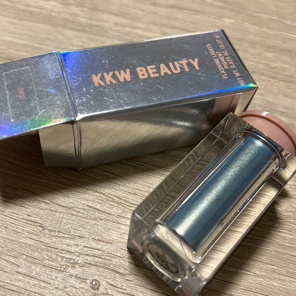 KKW Beauty Flashing Lights Pigment Guap